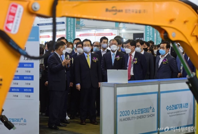 정세균 국무총리, 성윤모 산업통상자원부 장관, 정의선 현대차 수석부회장 등 참석자들이 1일 경기 고양시 킨텍스에서 열린 2020 수소모빌리티+쇼에서 범한퓨얼셀의 수소연료전지 굴삭기를 살펴보고 있다. / 사진=이기범 기자 leekb@