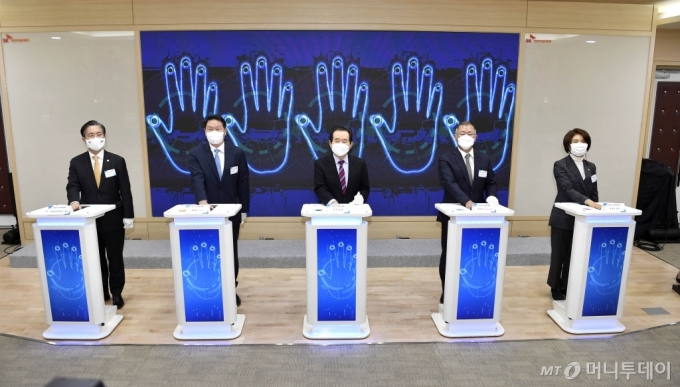 현대차그룹은 2일 정부·SK그룹과 SK인천석유화학에서 수소 생태계 구축 선포식을 진행했다. 이 자리에서 (왼쪽부터) 성윤모 산업통상자원부 장관, 최태원 SK그룹 회장, 정세균 국무총리, 정의선 현대차그룹 회장, 한정애 환경부장관이 디지털 핸드프린팅 퍼포먼스를 선보였다./사진제공=현대차그룹