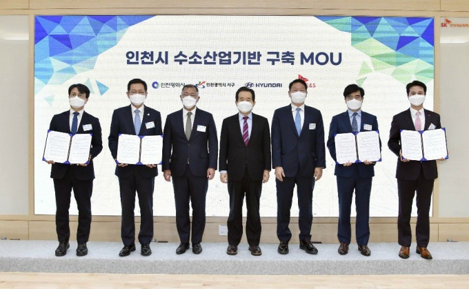 현대차그룹과 SK그룹은 2일 SK인천석유화학에서 인천광역시, 인천서구청과 인천광역시 수소 사업 기반 구축을 위한 업무 협약을 체결했다. (왼쪽부터) 이재현 인천서구청장, 박남춘 인천광역시장, 정의선 현대차그룹 회장, 정세균 국무총리, 최태원 SK그룹 회장, 공영운 현대차 사장, 추형욱 SK E&S 사장/사진제공=현대차·SK그룹