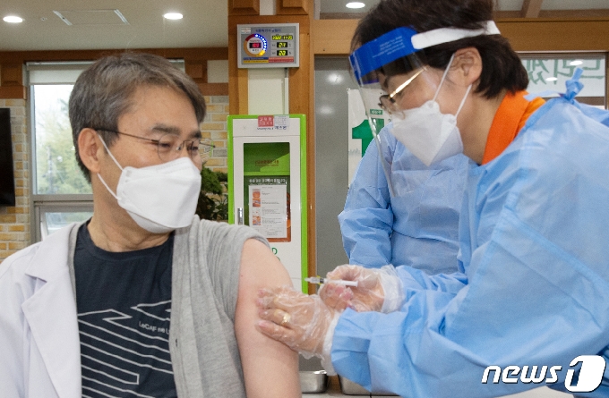 2일 경북 칠곡군립노인요양병원 이환곤 진료원장이 칠곡에서 처음으로 아스트라제네카 백신 예방 접종을 맞고 있다. 칠곡군은 11일까지 요양병원·시설, 정신요양·정신장애인재활시설 27곳의 65세 미만 입소자와 종사자 1500여명에게 AZ백신 1차 접종을 마칠 계획이다. (칠곡군 제공) 2021.3.2 /뉴스1 © News1