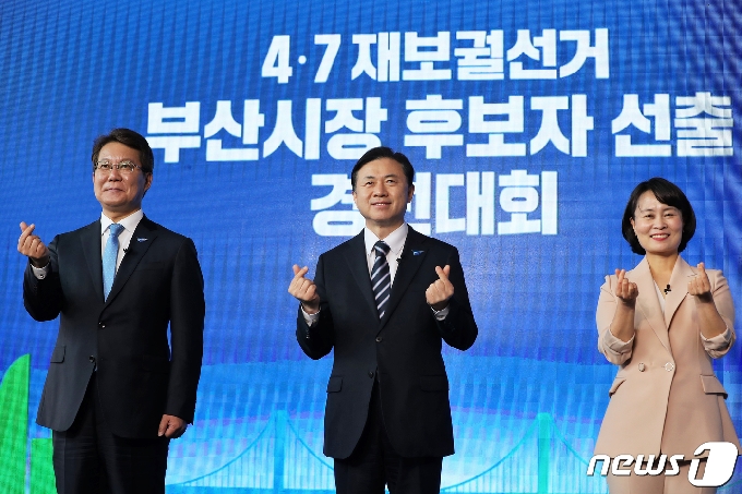 2일 오후 부산 강서구 가덕도의 한 카페에서 열린 '부산시장 후보자 선출 경선대회'에서 예비후보들이 기념촬영을 하고 있다. 왼쪽부터 변성완, 김영춘, 박인영 예비후보. 2021.3.2 /뉴스1 © News1 여주연 기자