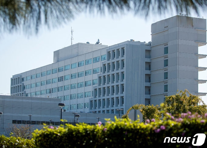 지난 22일(현지시간) 교통사고를 당한 타이거 우즈가 입원해 치료를 받고 있는 미국 플로리다주의 하버 UCLA 메디컬 센터. © 로이터=뉴스1 © News1 원태성 기자