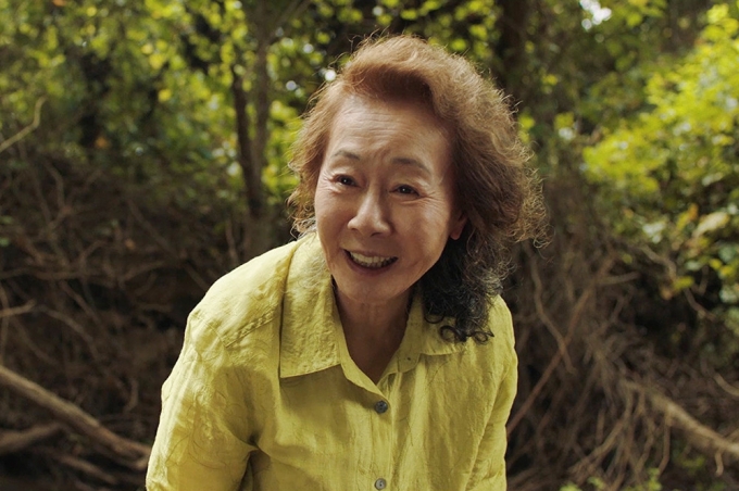 영화 '미나리' 스틸컷 속 배우 윤여정/사진=판씨네마㈜