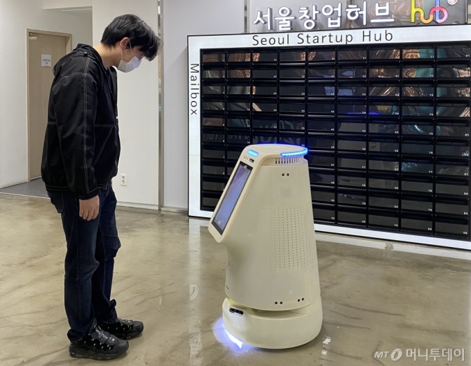 제타뱅크의 인공지능 방역·안내로봇/사진제공=서울창업허브