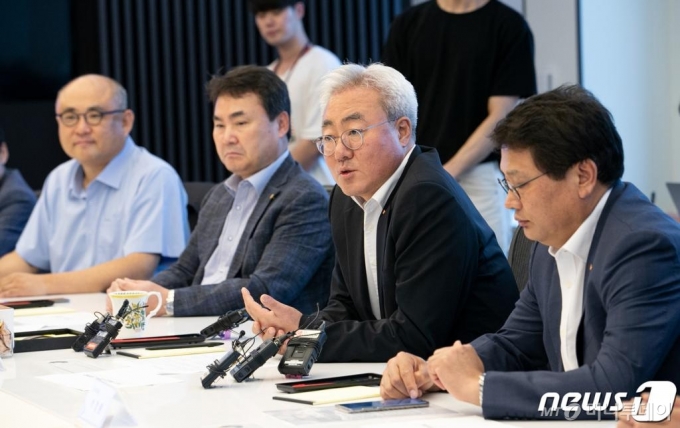 (서울=뉴스1) 이승배 기자 = 김준 SK이노베이션 총괄사장이 29일 오전 서울 종로구 SK서린빌딩에서 열린 SK이노베이션 2019년 단체교섭 조인식에서 모두발언하고 있다. SK이노베이션 노사는 구성원 기본금 1%를 기부해 만든 행복나눔기금을 활용해 ‘협력업체 공동 근로복지기금’ 조성, 새로 도입한 구성원 작업복 세탁 서비스의 ‘장애인 표준사업장’과 연계 통한 장애인 고용 확대, 사회공헌 활동 적극 참여 등을 합의했다. 2019.7.29/뉴스1