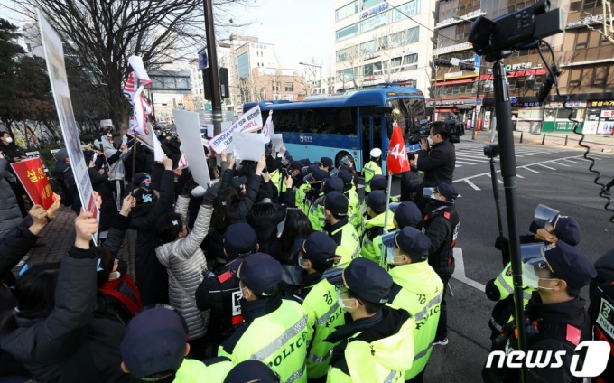 "고기 있어도 맨밥·상추만…" 정인이 양모 재판 증언 나왔다 ...