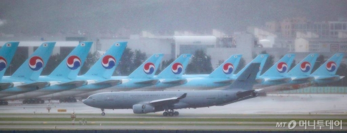 코로나19에 직면한 이라크 파견 근로자 이송을 위해 투입된 공군 공중급유기(KC-330)가 24일 인천국제공항에 착륙하고 있다. / 사진=이기범 기자 leekb@