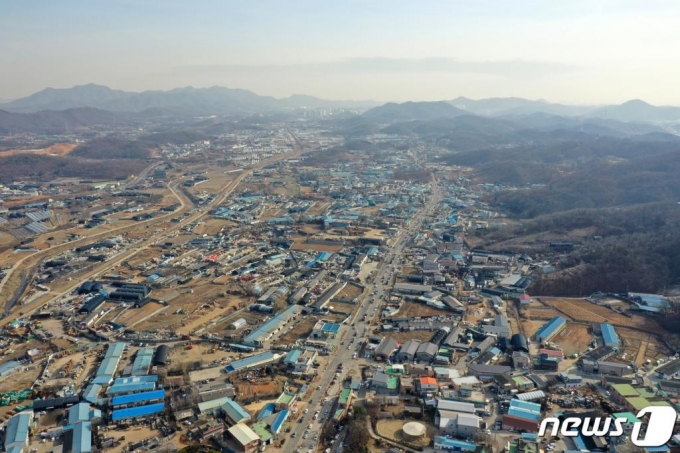 (시흥=뉴스1) 조태형 기자 = 국토교통부는 24일 신규 공공택지 추진계획을 발표했다. 이날 신규택지로 지정된 광명·시흥 지구는 1271만㎡ 규모로 서울 여의도 면적의 4.3배에 이르며 광명·시흥 지구에서 총 7만가구의 신규 주택을 지을 계획이다. 사진은 이날 신규 택지로 지정된 경기도 시흥시 과림동, 무지내동 일대의 모습. 2021.2.24/뉴스1
