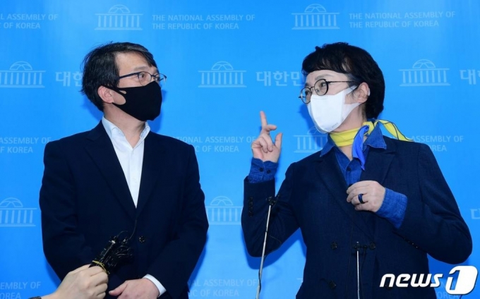 (서울=뉴스1) 신웅수 기자 = 의원직 사퇴를 선언한 김진애 열린민주당 서울시장 예비후보(오른쪽)와 의원직 승계예정자인 김의겸 전 청와대 대변인이 3일 서울 여의도 국회 소통관에서 기자회견을 하고 있다. 2021.3.3/뉴스1
