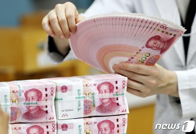 (서울=뉴스1) 박지혜 기자 = 28일 오후 서울 중구 외환은행 위변조대응센터에서 직원이 위안화를 확인하고 있다. 2020.5.28/뉴스1