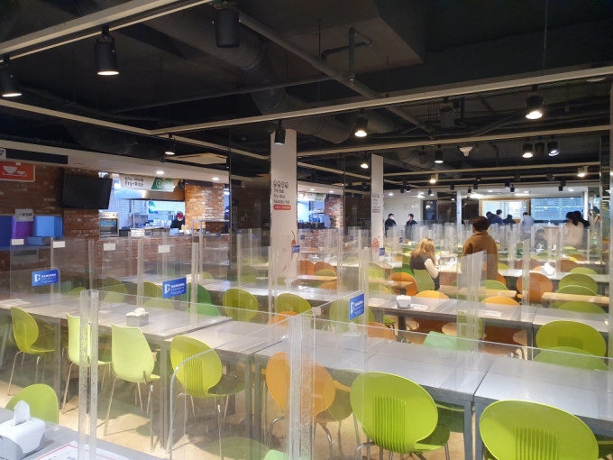 3일 서울 성북구 한성대학교 구내식당 모습. 코로나19 예방을 위해 매장 내 취식이 금지됐다./사진=한민선 기자