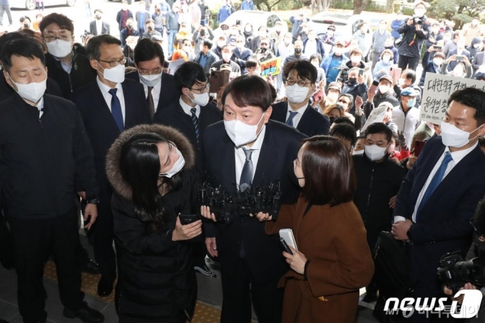 (대구=뉴스1) 공정식 기자 = 윤석열 검찰총장이 3일 오후 대구고등검찰청에 도착해 취재진의 질문에 답하고 있다. 2021.3.3/뉴스1