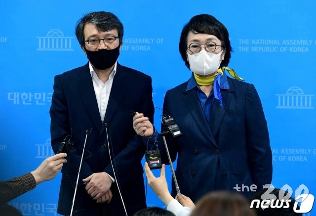 (서울=뉴스1) 신웅수 기자 = 의원직 사퇴를 선언한 김진애 열린민주당 서울시장 예비후보(오른쪽)와 의원직 승계예정자인 김의겸 전 청와대 대변인이 3일 서울 여의도 국회 소통관에서 기자회견을 하고 있다. 2021.3.3/뉴스1