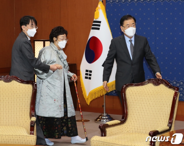 (서울=뉴스1) 오대일 기자 = 정의용 외교부 장관이 3일 오후 서울 종로구 외교부 청사에서 일본군 ‘위안부’ 피해자 이용수 할머니를 면담하고 있다. 정 장관이 취임 후 '위안부' 피해자를 직접 만나는 것은 이번이 처음으로, 최근 위안부 배상 판결과 국제사법재판소(ICJ) 회부 문제 등이 논의될 것으로 보인다. 2021.3.3/뉴스1