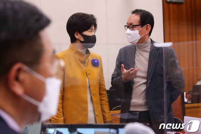 백혜련 더불어민주당 간사와 김도읍 국민의힘 간사가 지난달 25일 서울 여의도 국회에서 열린 법제사법위원회 전체회의에서 대화를 나누고 있다./사진=뉴스1