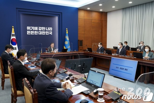 (서울=뉴스1) 이광호 기자 = 문재인 대통령이 22일 오후 청와대에서 열린 수석·보좌관 회의에 참석해 발언하고 있다. 2021.2.22/뉴스1