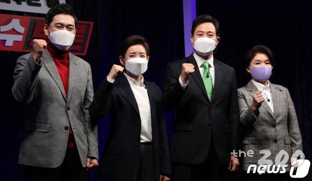 (서울=뉴스1) 국회사진취재단 = 오신환·나경원·오세훈·조은희 국민의힘 서울시장 예비후보(왼쪽부터)가 지난달 23일 서울 용산구 백범김구기념관에서 열린 국민의힘 서울시장 예비후보 3차 맞수토론에서 기념촬영을 하고 있다. 2021.2.23/뉴스1
