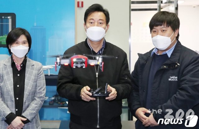 (서울=뉴스1) 국회사진취재단 = 오세훈 국민의힘 서울시장 예비후보가 3일 서울 성동구 4차산업혁명체험센터를 방문해 드론체험을 하고 있다. 2021.3.3/뉴스1