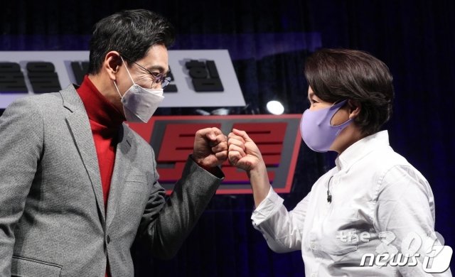 (서울=뉴스1) 국회사진취재단 = 오신환(왼쪽)·조은희 국민의힘 서울시장 예비후보가 지난달 23일 서울 용산구 백범김구기념관에서 열린 국민의힘 서울시장 예비후보 3차 맞수토론에서 주먹인사를 하고 있다. 2021.2.23/뉴스1