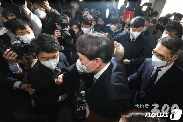 (대구=뉴스1) 공정식 기자 = 윤석열 검찰총장이 3일 오후 대구고등검찰청에 도착해 관용차에서 내려 언론 인터뷰를 진행하는 사이 지지자 등이 몰리자 이를 제지하려는 검찰 관계자와 취재진이 뒤엉켜 출입구 주변이 아수라장으로 변하고 있다. 2021.3.3/뉴스1