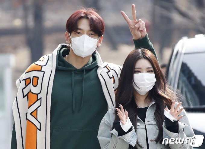 역대급 콜라보로 만난 비와 청하. 2021.3.3/뉴스1 © News1 권현진 기자