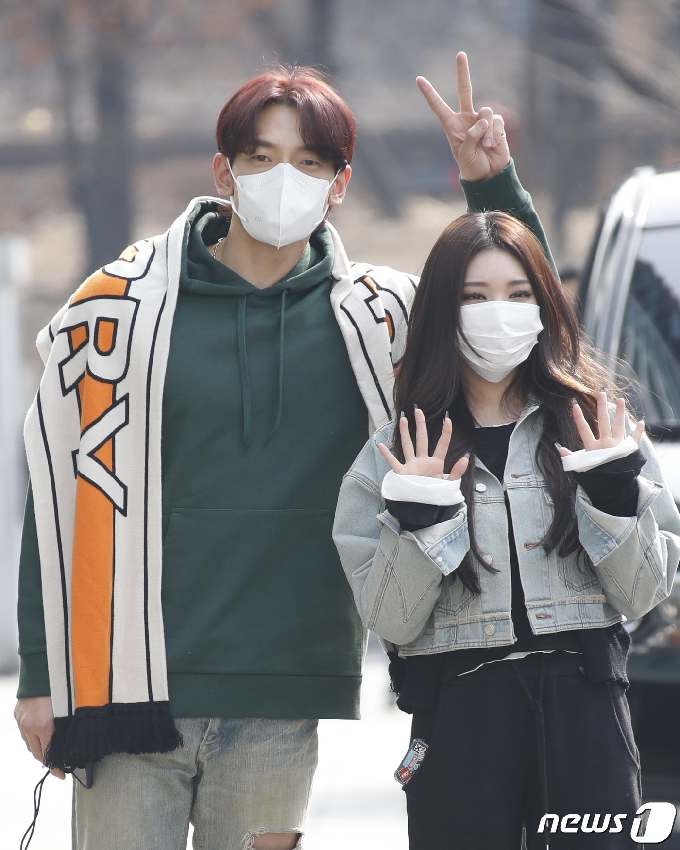 가수 비와 청하(오른쪽)가 3일 서울 양천구 목동 SBS사옥에서 열린 SBS `두시탈출 컬투쇼` 출연을 위해 방송국으로 들어서며 깨알 포즈를 취하고 있다. 2021.3.3/뉴스1 © News1 권현진 기자