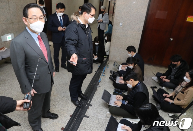 (서울=뉴스1) 성동훈 기자 = 주호영 국민의힘 원내대표가 3일 오전 국회 원내대표실 앞에서 취재진들의 질문에 답하고 있다. 2021.3.3/뉴스1