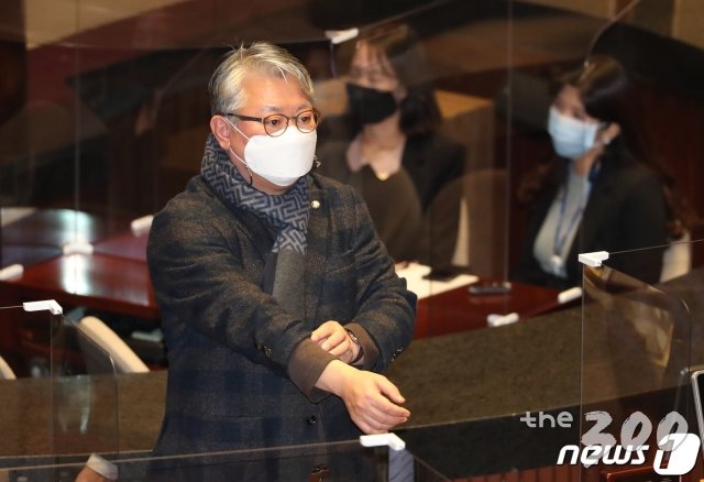 (서울=뉴스1) 박세연 기자 = 조응천 더불어민주당 의원이 14일 오후 국회에서 열린 본회의에서 남북관계 발전법 개정안에 대한 무제한 토론 종결을 위한 표결을 마친 뒤 의석으로 돌아오고 있다. 2020.12.14/뉴스1