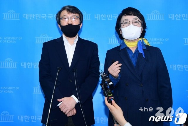 (서울=뉴스1) 신웅수 기자 = 의원직 사퇴를 선언한 김진애 열린민주당 서울시장 예비후보(오른쪽)와 의원직 승계예정자인 김의겸 전 청와대 대변인이 3일 서울 여의도 국회 소통관에서 기자회견을 하고 있다. 2021.3.3/뉴스1