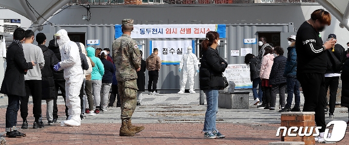 동두천시에서 지난 1∼2일 이틀간 외국인 96명을 포함해 105명이 신종 코로나바이러스 감염증(코로나19)에 무더기로 확진됐다. 3일 오후 경기 동두천시 내 중앙도심공원 임시선별검사소를 찾은 내외국인 주민들이 코로나19 검사를 기다리고 있다. 2021.3.3/뉴스1 © News1 박지혜 기자