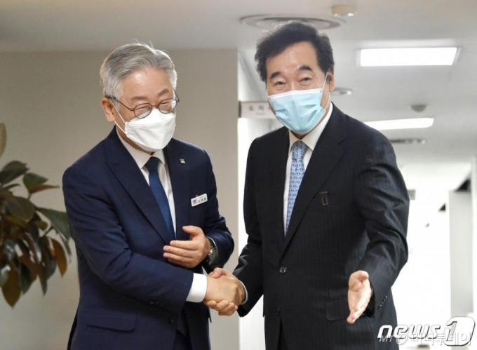 (수원=뉴스1) 조태형 기자 = 이낙연 더불어민주당 당대표 후보(오른쪽)가 30일 오전 경기도 수원시 팔달구 경기도청에서 이재명 경기도지사와 인사를 나누고 있다. 2020.7.30/뉴스1