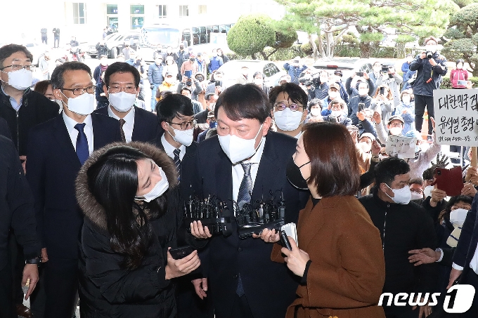 윤석열 검찰총장이 3일 오후 대구고등검찰청에 도착해 취재진의 질문에 답하고 있다. 2021.3.3/뉴스1 © News1 공정식 기자