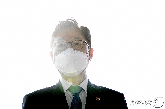 박범계 법무부 장관이 3일 오전 경기 정부과천청사 법무부로 출근하며 취재진의 질문을 듣고 있다. 2021.3.3/뉴스1 © News1 이승배 기자
