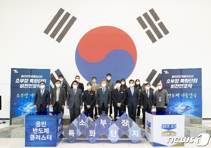 이재명 경기도지사가 3일 소부장 기업인 ‘주성엔지니어링’의 용인 R&D센터를 방문해 “용인반도체클러스터를 통해 첨단산업이 더 질적인 도약을 할 수 있도록 적극 지원하겠다”고 밝혔다.(경기도 제공)© 뉴스1