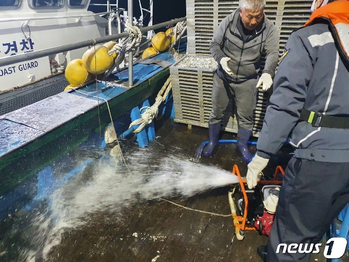 기선 권현망 어선 A호의 기관실이 침수하는 사고가 발생, 해경 등이 배수작업을 벌이고 있다.(여수해경 제공) 2021.3.3/뉴스1 © News1