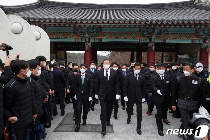 사진 경찰 경호 속 5·18묘지 들어서는 황기철 보훈처장 - 머니 ...