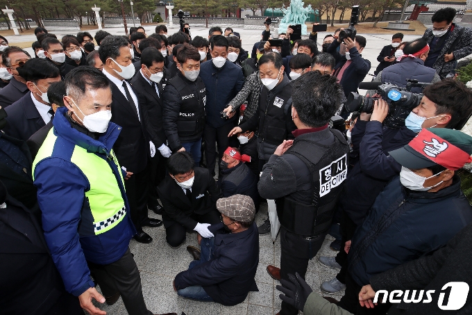 사진 황기철 보훈처장 5·18 참배 막아서는 '5월 공법단체설립 ...