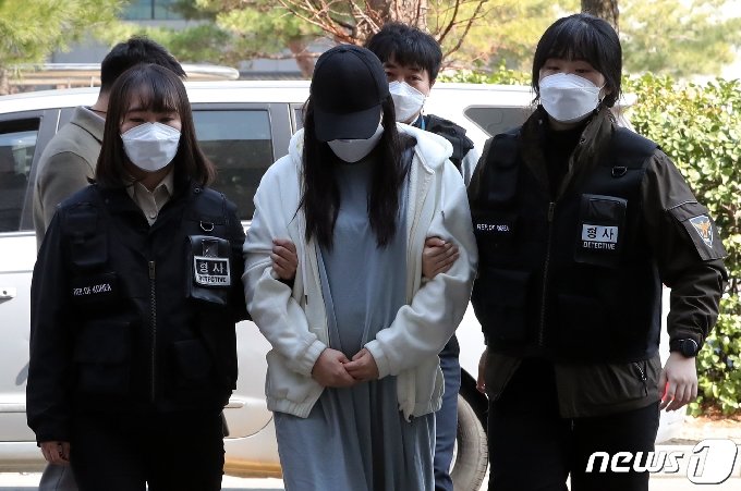 [사진] '8살 학대치사 혐의' 친모 영장실질 심사 출석