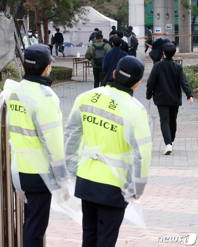 [사진] 고시장으로 향하는 응시생들