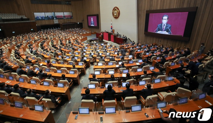 정세균 국무총리가 5일 오전 서울 여의도 국회에서 열린 제384회국회(임시회) 제1차 본회의에서 2021년도 제1회 추가경정예산안 시정연설을 하고 있다. /사진=뉴스1