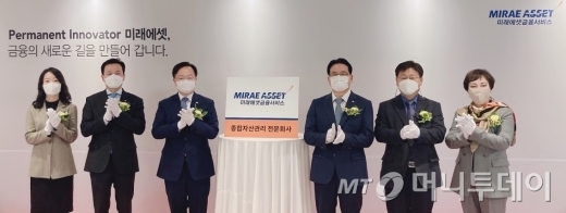 8일 서울 강남GT타워에서 열린 미래에셋금융서비스 현판식에서 기념촬영을 하고 있다. 오른쪽 세번째부터 (왼쪽으로) 미래에셋금융서비스 대표이사 하만덕 부회장, 미래에셋생명 대표이사 변재상 사장, 영업총괄대표 김평규 전무/사진=미래에셋생명 