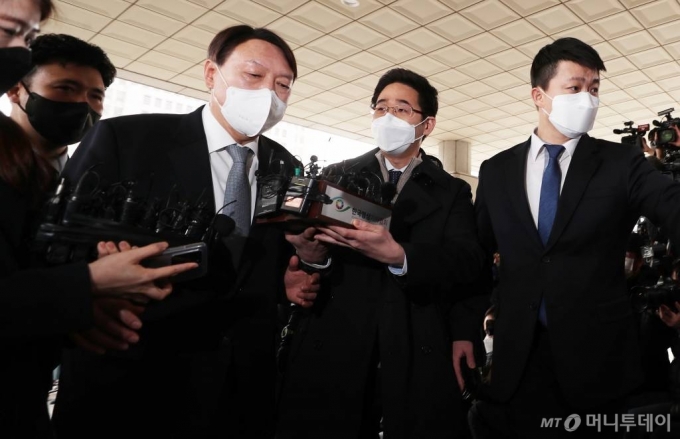 윤석열 검찰총장이 4일 오후 서울 서초구 대검찰청 앞에서 사퇴 의사를 밝힌 뒤 들어서고 있다. / 사진=김휘선 기자 hwijpg@