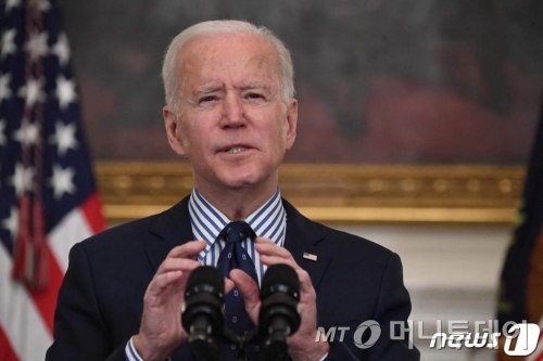 (워싱턴 AFP=뉴스1) 우동명 기자 = 조 바이든 미국 대통령이 6일(현지시간) 워싱턴 백악관에서 1조9000억 달러 규모의 코로나19 경기부양안의 상원 통과를 환영하는 연설을 하고 있다. ⓒ AFP=뉴스1