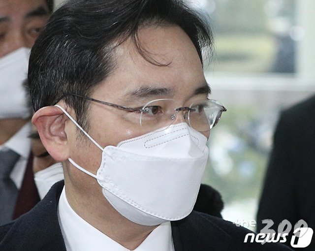 (서울=뉴스1) 신웅수 기자 = 이재용 삼성전자 부회장이 18일 오후 서울 서초구 고등법원에서 열린 '국정농단' 사건 파기환송심 선고 공판에 출석하고 있다. 2021.1.18/뉴스1
