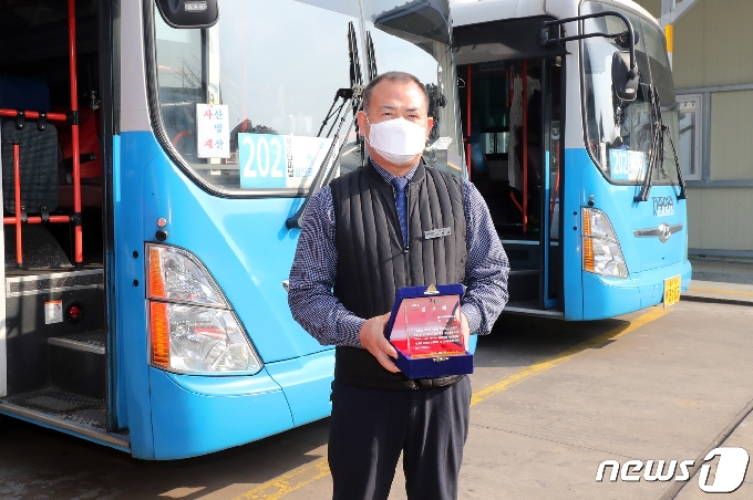 운전대 놓고 불길로 뛰어든 제주 버스기사 표창 받았다 - 머니투데이 운전대 놓고 불길로 뛰어든 제주 버스기사 표창 받았다 - 머니투데이