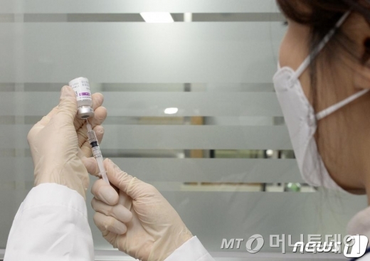 (울산=뉴스1) 울산사진공동취재단 = 코로나19(COVID-19) 국내 백신 접종이 시작된 지난 2월 26일 오전 울산시 남구보건소에서 관계자가 아스트라제네카 백신 접종을 준비하고 있다. 2021.2.26/뉴스1