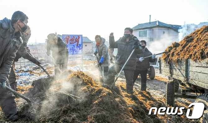 [사진] 마스크 쓴 북한 노동자들, 협동농장서 농사 준비 한창