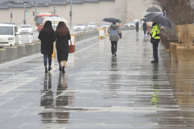서울 지역에 비가 내리고 있는 지난달 21일 오후 서울 종로구 광화문광장에서 우산을 쓴 시민들이 걷고 있다. /사진=뉴시스