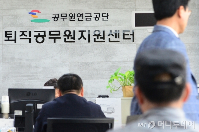 공무원 정년 65세로 조정?…공무원들도 놀란 '해프닝' - 머니투데이 공무원 정년 65세로 조정?…공무원들도 놀란 '해프닝' - 머니투데이