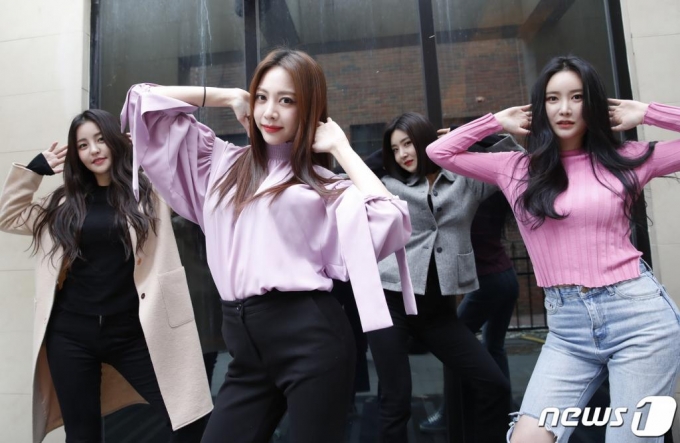 (서울=뉴스1) 권현진 기자 = 브레이브걸스(BraveGirls) 유정(왼쪽부터), 은지, 유나, 민영이 4일 서울 서초구 브레이브엔터테인먼트 사무실에서 열린 인터뷰에 앞서 '롤린'의 포인트 안무를 선보이고 있다. 브레이브걸스는 지난 2017년 3월 발매한 '롤린'(Rollin')이 최근 다시 음원 차트를 역주행해 1위에 오르며 화제가 되고 있다. 2021.3.5/뉴스1